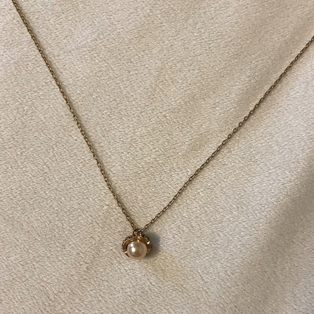 Gold necklace with acorn like shape, pearl center